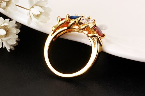 Guldfärgad Ring med kristaller i olika färger - Stl 18,95