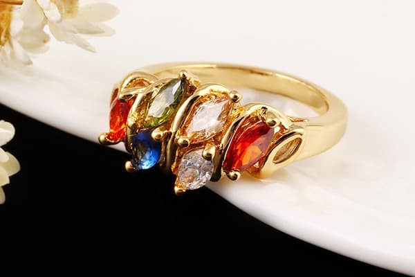 Guldfärgad Ring med kristaller i olika färger - Stl 16,51