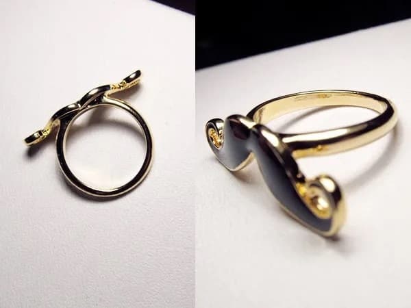 Fashion Ring i Guld Färg med Svart Mustasch - Justerbar