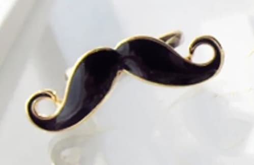Fashion Ring i Guld Färg med Svart Mustasch - Justerbar