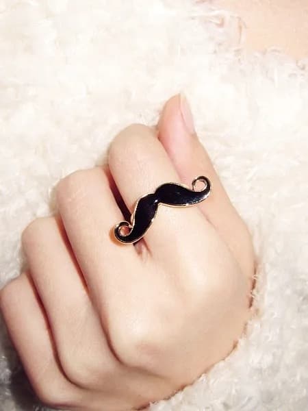 Fashion Ring i Guld Färg med Svart Mustasch - Justerbar