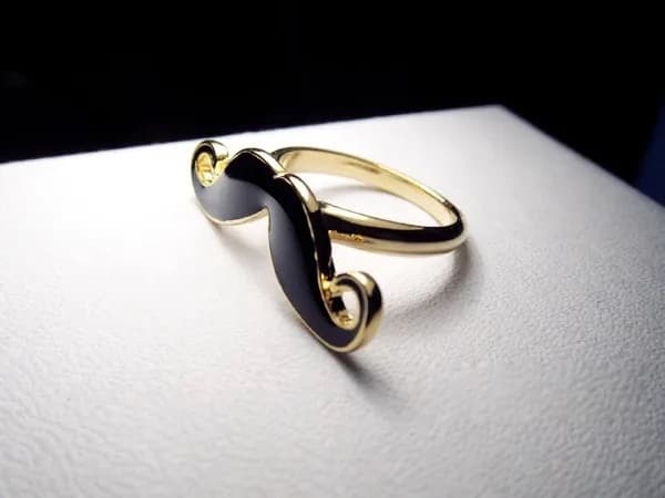 Fashion Ring i Guld Färg med Svart Mustasch - Justerbar