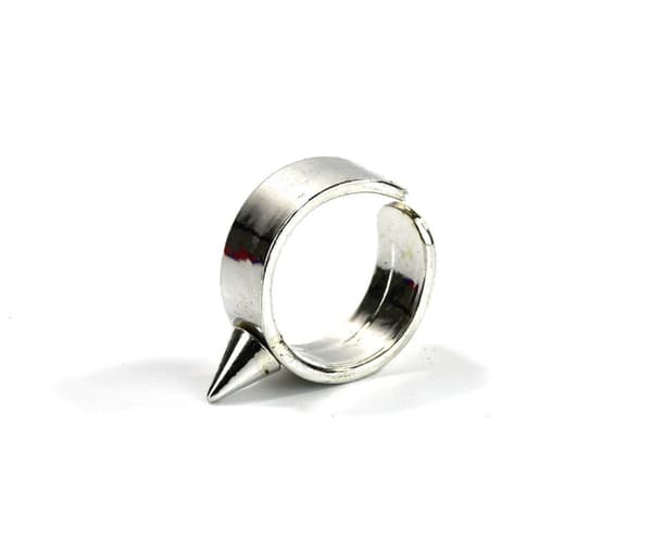 Ring with rivet