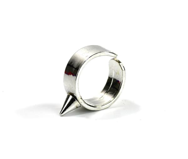 Ring with rivet