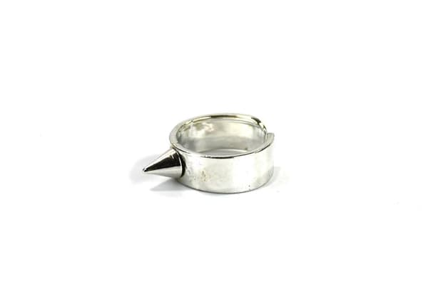 Ring with rivet