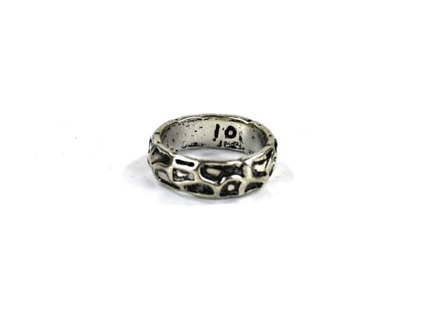 Ring with pattern