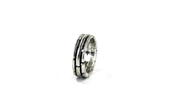 Ring with pattern