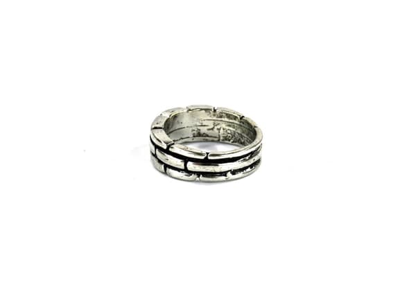 Ring with pattern