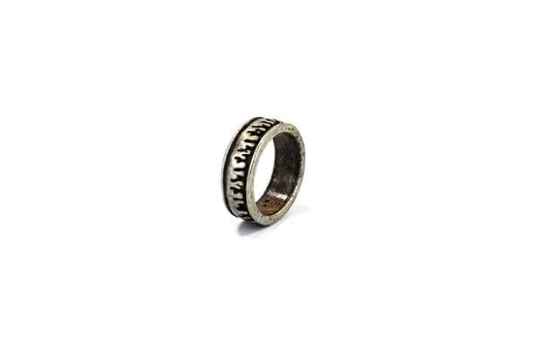 Ring with pattern