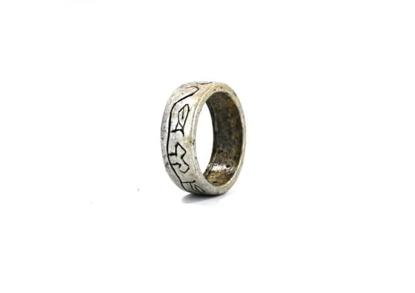 Ring with pattern