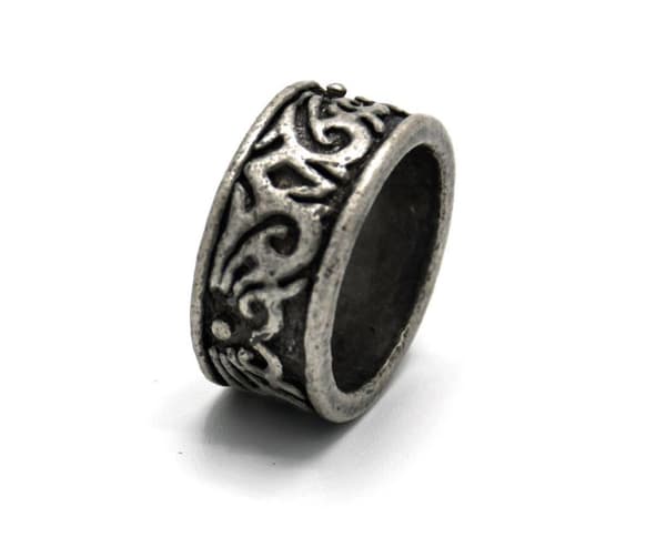 Ring with pattern