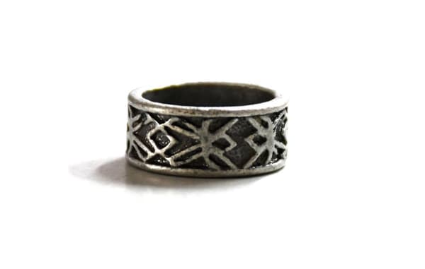 Ring with pattern