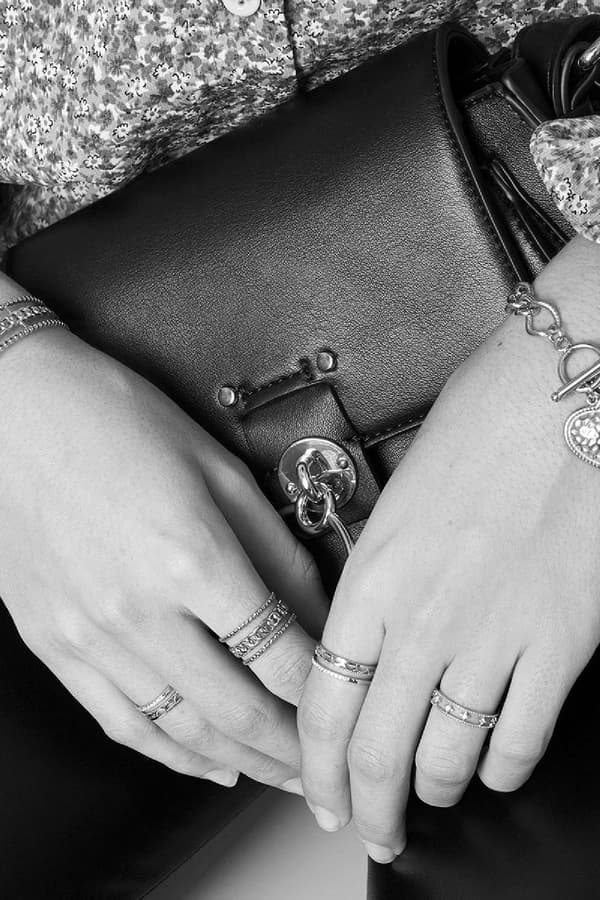 Silver Ring med CZ Kristaller och fint Mönster - Justerbar