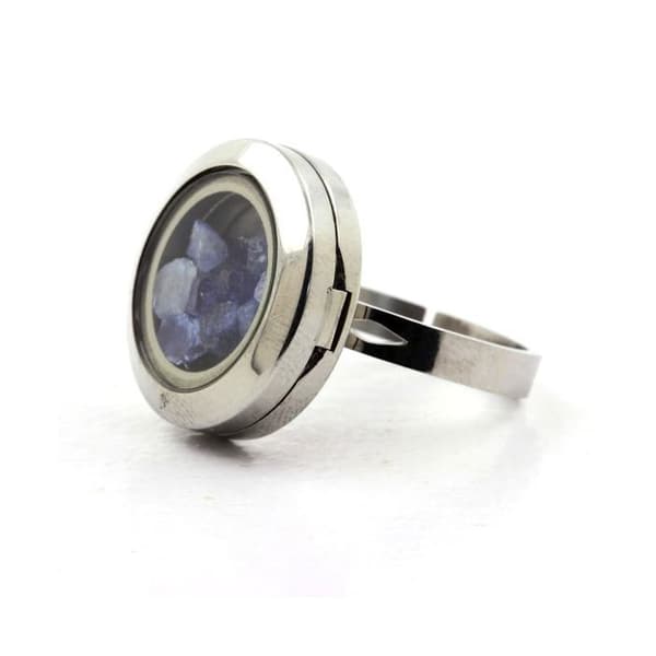 Stenar och mineraler. Rå Benitoite ring. Justerbar storlek.