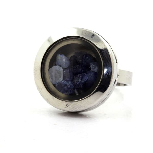 Stenar och mineraler. Rå Benitoite ring. Justerbar storlek.