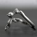 Miniatyrbild 4 av 7: JUSTERBAR RING FÖR KVINNOR I SILVER, UNIVERSAL GÅVA, FALLANDE KATT