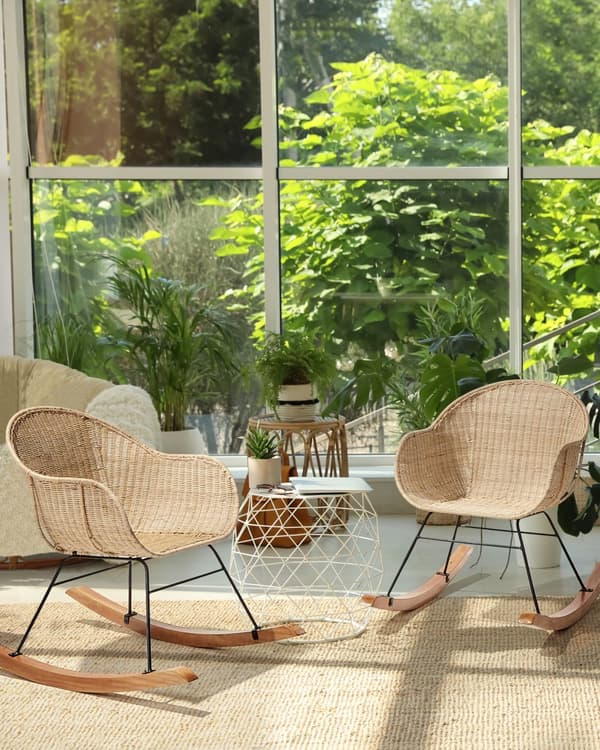 Sæt med 2 gyngestole i naturlig rattan medium vejrbestandig haveterrasse i boho-stil