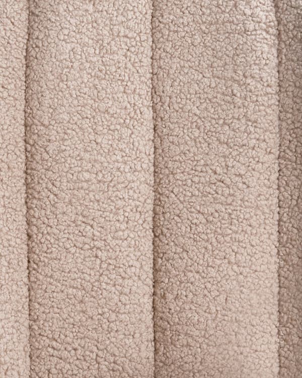Gyngestol beige spænde boucle polstring sort metal ben armlæn bredt ryglæn stue