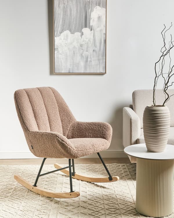 Gyngestol beige spænde boucle polstring sort metal ben armlæn bredt ryglæn stue