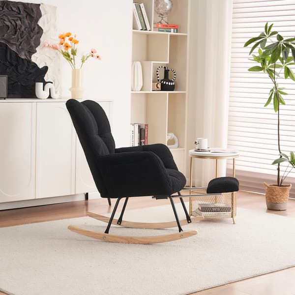 Modern svart gungstol i teddytyg med vaddering och utfällbart fotstöd – Elegant och bekväm vilstol för vardagsrum och sovrum