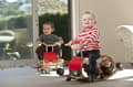 Miniatyrbild 4 av 4: 3 i 1 utvecklande leksak - Wishbone - Flip - Rocker, rollator och bärare - Röd - Blandat