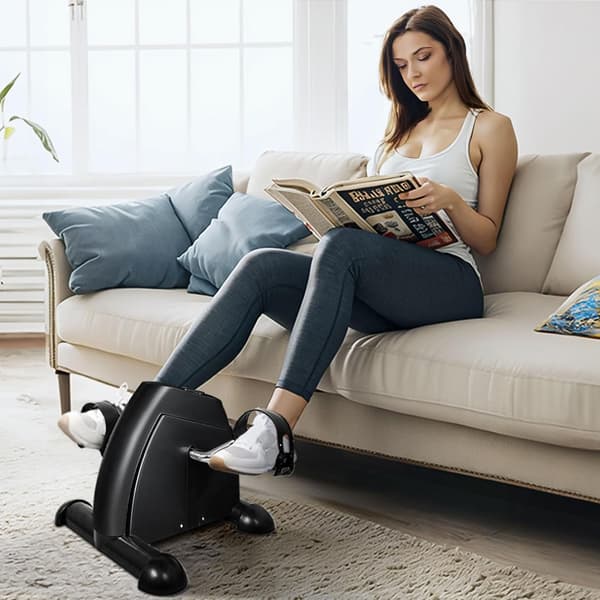Kompakt motionscykel med multifunktionell pedaltränare