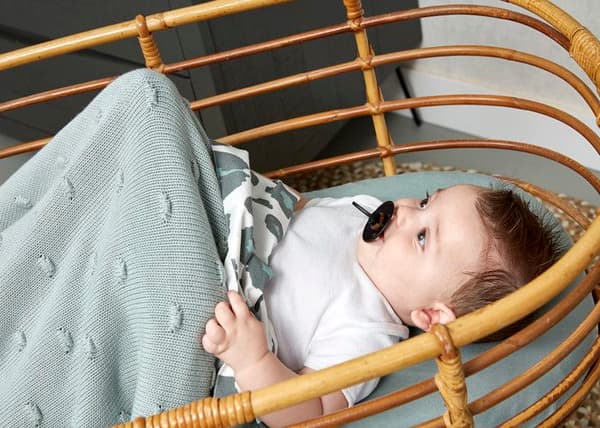 Meyco Baby Knots täcke för barnsäng - sten grön - 75x100cm - 1.0 TOG