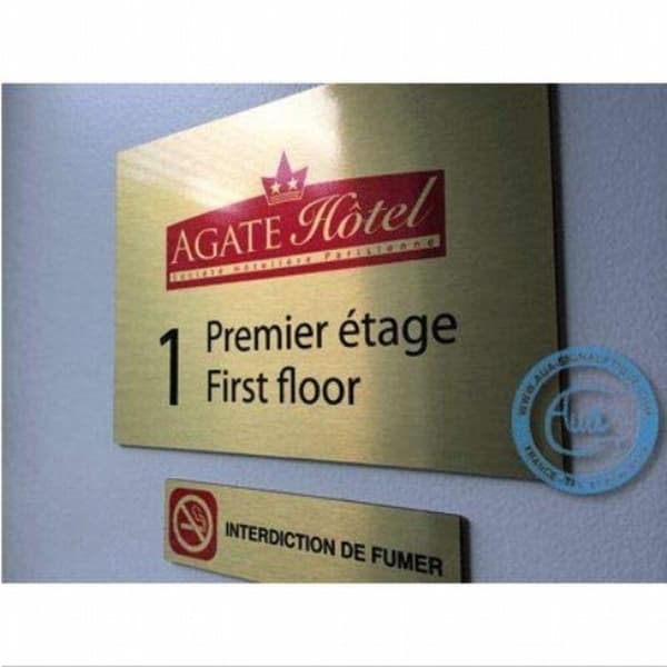 Aua skyltning - 4034-F-OR - Dörrplatta i guldborstad aluminium Push Vertikal 200x50 mm