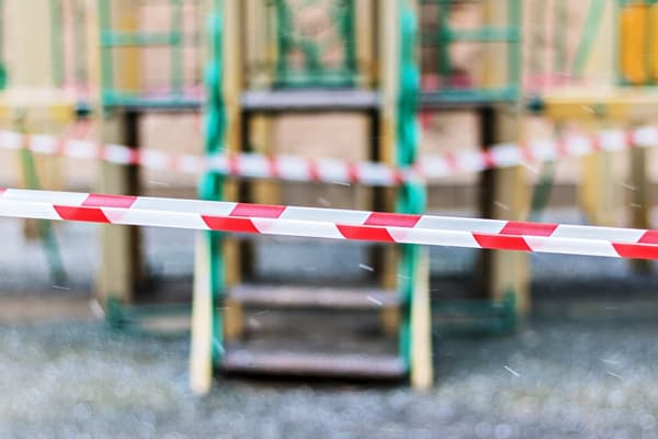 V1 Rød og hvid barrieretape 75mm x 100 m - rød og hvid advarselstape - langt synligt advarselstape
