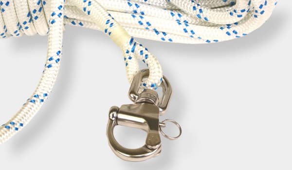 Fallina med insplitsad skothake Kaya Ropes Lupes Plain, polyester-kärna, 24-flätat polyester-hölje, vit/blå Tamputförande: 45 meter x Ø12 mm