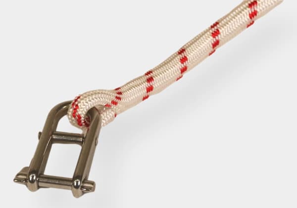 Storfall med insplitsat nyckelschackel NOCK Örskär, polyester-kärna, 32-flätat polyester-hölje, vit/röd Tamputförande: 30 meter x Ø8 mm