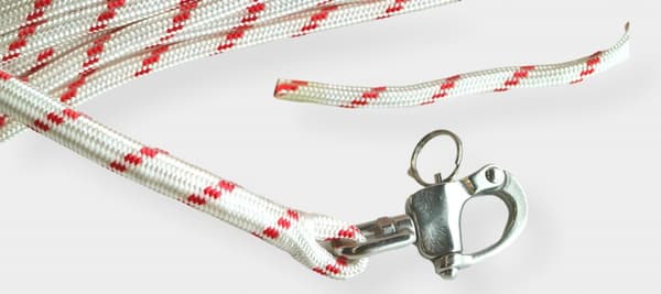 Fallina med insplitsad skothake NOCK Örskär, polyester-kärna, 32-flätat polyester-hölje, vit/röd Tamputförande: 30 meter x Ø8 mm