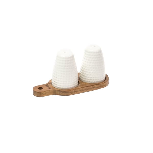 Et sæt salt og peber shakers på et akaciebræt