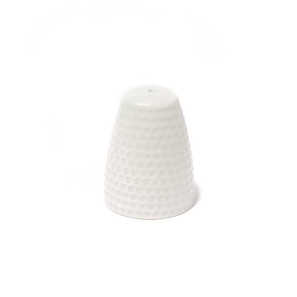 Et sæt salt og peber shakers på et akaciebræt