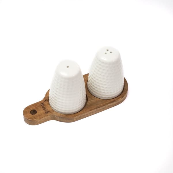 Et sæt salt og peber shakers på et akaciebræt