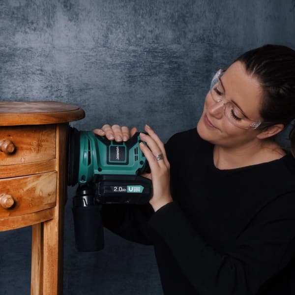 VONROC Excentrisk slipmaskin 20V – 2.0Ah | Inkl. Batteri och snabbladdare