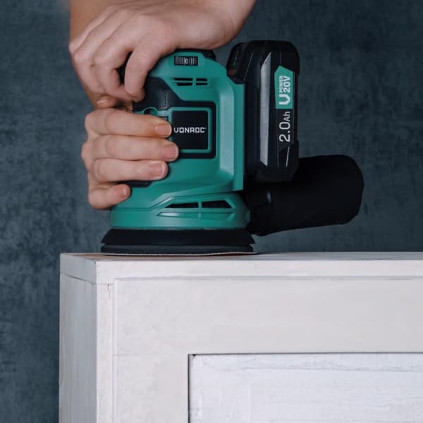 VONROC Excentrisk slipmaskin 20V – 2.0Ah | Inkl. 2 Batterier och snabbladdare