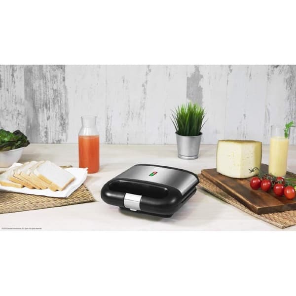Cecotec 750-W sandwich maker with capacity for 2 sandwiches and surface with RockStone coating.