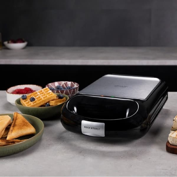 Cecotec Sandwich maker for 4 sandwiches with stainless-steel finish, 1500 W power, 3 interchangeable plates and non-stick coating.