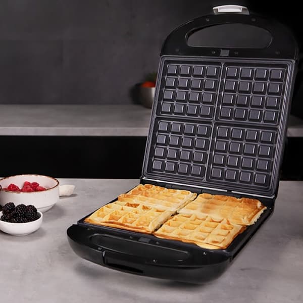 Cecotec Sandwich maker for 4 sandwiches with stainless-steel finish, 1500 W power, 3 interchangeable plates and non-stick coating.