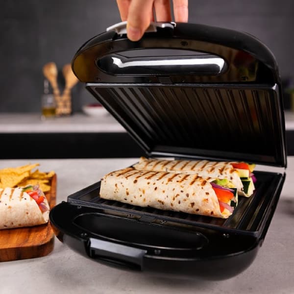 Cecotec Sandwich maker for 4 sandwiches with stainless-steel finish, 1500 W power, 3 interchangeable plates and non-stick coating.