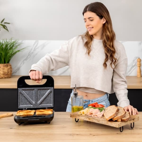 Cecotec Sandwich maker for 2 sandwiches with stainless-steel finish, 800 W of power and triangular plates with non-stick coating.