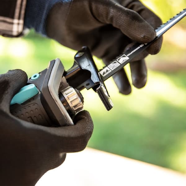 Cecotec Electric sabre saw with 20 V and 2000 mAh battery, 3000 rpm no-load speed, cutting depth: 100 mm in wood, 10 mm in aluminium, 8 mm in metal,