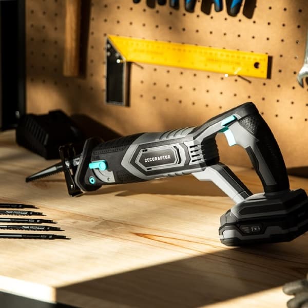 Cecotec Electric sabre saw with 20 V and 2000 mAh battery, 3000 rpm no-load speed, cutting depth: 100 mm in wood, 10 mm in aluminium, 8 mm in metal,