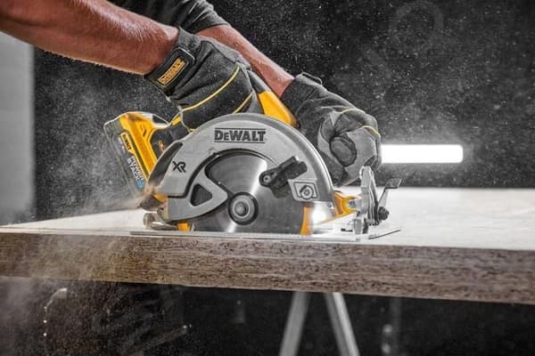 Trådlig cirkelsåg - DeWALT - DCS570H2T - 18 V - 2 batterier 5,0 Ah - Borstlös motor