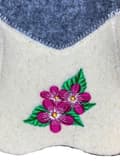 Miniatyrbild 3 av 5: Dambastukeps i naturlig ullfilt med broderad blomma för avkoppling till banya och jacuzzi