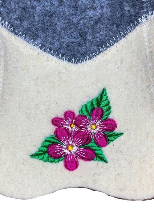 Dambastukeps i naturlig ullfilt med broderad blomma för avkoppling till banya och jacuzzi
