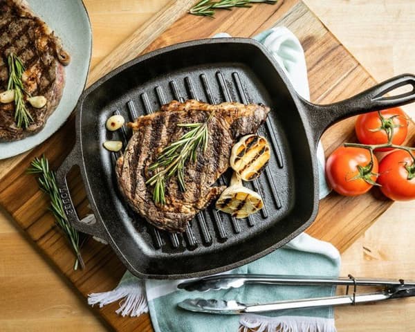 LODGE fyrkantig grillpanna i naturligt gjutjärn 26x26cm - Alla värmekällor inklusive induktion - Tillverkad i USA - PFAs fri