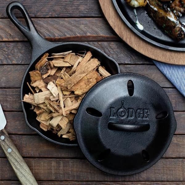 LODGE - RÖKPANKA MED LOCK 16,5 cm