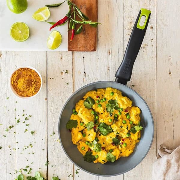 MONIX Eco Nature | Stekpanna i återvunnen smidd aluminium, förstärkt non-stick keramik, passar alla värmekällor inklusive induktion, 24 cm
